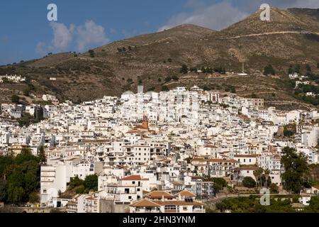 Competa, Spanien - 13. Februar 2022: Weiß getünchtes Dorf in den Hügeln über Malaga im andalusischen Hinterland Stockfoto