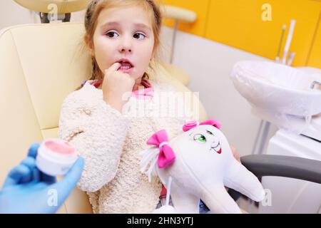 Baby Mädchen sitzt in einem Zahnarztstuhl Stockfoto