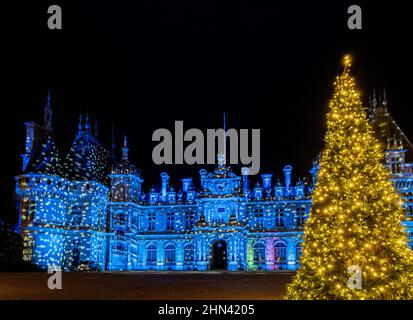 Waddesdon Manor beleuchtet mit Weihnachten und Winter Lichter im Vereinigten Königreich Stockfoto