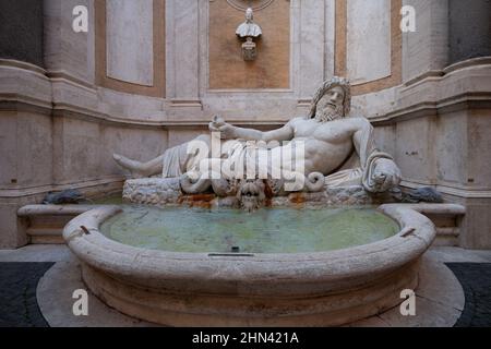 Szenische Ansicht einer antiken Skulptur von Marforio gegen das Kapitolinische Museum Palazzo Nuovo in Italien Stockfoto