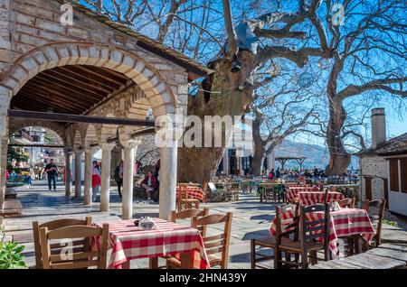 Makrinitsa Griechenland - traditionelles Dorf Makrinitsa mit den Steinhäusern und dem malerischen Platz, liegt an den Hängen des Pilion Stockfoto