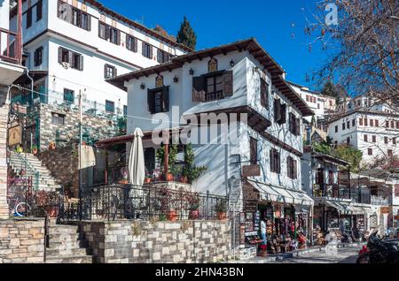 Makrinitsa Griechenland - traditionelles Dorf Makrinitsa mit den Steinhäusern und dem malerischen Platz, liegt an den Hängen des Pilion Stockfoto