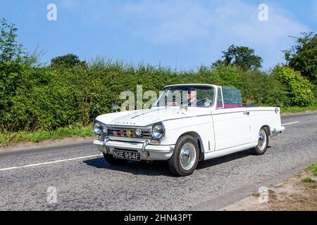 1968 60s Sixties white Triumph Herald 13/60 1296cc Benziner; unterwegs zur Capesthorne Hall classic July Car Show, Ceshire, UK Stockfoto