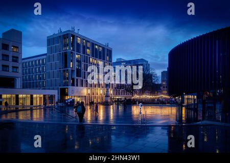 Edinburgh, Schottland, Großbritannien - Dugald Stewart Gebäude, Edinburgh University von Bennetts Associates in der Abenddämmerung Stockfoto