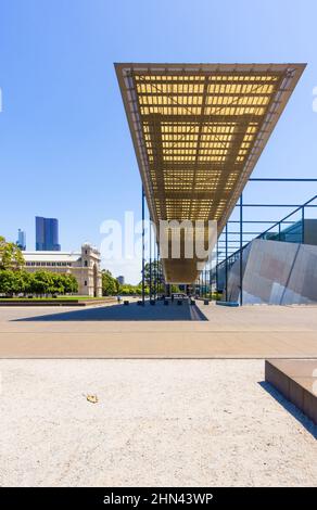 Melbourne, Victoria, Australien - Melbourne Museum von Denton Corker Marshall, Sonnendach im Sommer Stockfoto