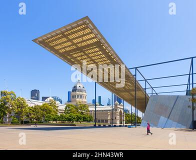 Melbourne, Victoria, Australien - Melbourne Museum von Denton Corker Marshall, Sonnendach im Sommer Stockfoto