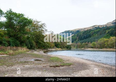 Blick auf den Strand am See Luch Lubnaig in Loch Lomond & The Trossachs National Park, Schottland, Großbritannien Stockfoto