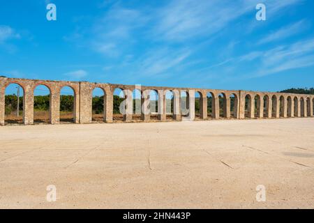 Blick auf das Aquädukt (Aqueduto da Usseira) aus dem 16th. Jahrhundert in Obidos. Portugal Stockfoto