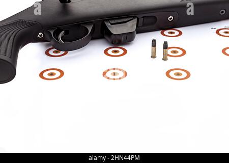 Eine pneumatische Waffe auf einem Holztisch auf einem Schießstand. Schießen  benötigtes Zubehör für den Schießsport. Der dunkle Hintergrund  Stockfotografie - Alamy