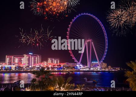 Spektakuläre Feuerwerksshow zur Feier der Eröffnung von Ain Dubai im Jahr 2018 Stockfoto