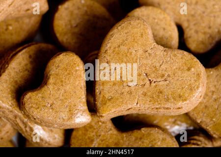 Zwei herzförmige Plätzchen, Nahaufnahme, frische Backwaren Stockfoto