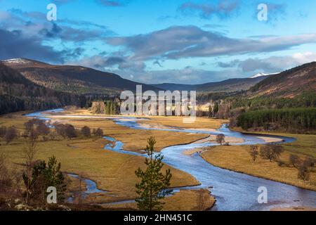 LINN OF DEE BRAEMAR SCOTLANDTHE BLAUER FLUSS DEE FLIESST DIE GLEN VON MAR LODGE Stockfoto