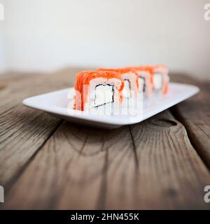 Lecker Sushi mit Stäbchen, Japan traditionelle Meeresfrüchte Stockfoto