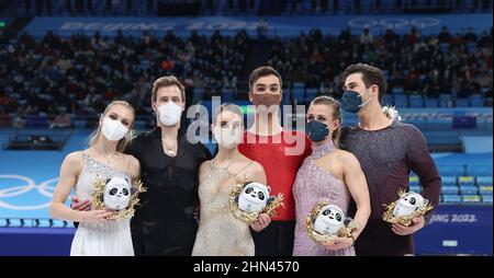 Peking, China. 14th. Februar 2022. Victoria Sinitsina, Nikita Katsalapov von ROC, Gabriella Papadakis, Guillaume Cizeron aus Frankreich und Madison Hubbell, Zachary Donohue aus den Vereinigten Staaten (von L bis R) posieren nach dem Eiskunstlauf-Eistanz-freien Tanzspiel der Olympischen Winterspiele 2022 in Peking im Capital Indoor Stadium in Peking, der Hauptstadt Chinas, Februar 14, 2022. Quelle: Zhang Yuwei/Xinhua/Alamy Live News Stockfoto