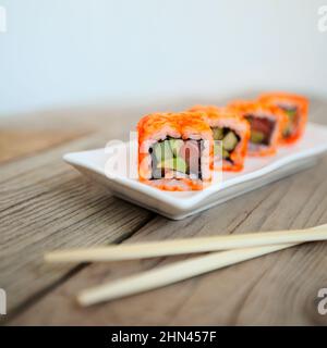 Lecker Sushi mit Stäbchen, Japan traditionelle Meeresfrüchte Stockfoto