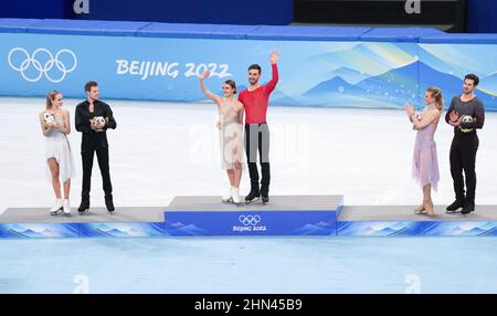 Peking, China. 14th. Februar 2022. Victoria Sinitsina, Nikita Katsalapov von ROC, Gabriella Papadakis, Guillaume Cizeron aus Frankreich und Madison Hubbell, Zachary Donohue aus den Vereinigten Staaten (von L bis R) reagieren nach dem Eiskunstlauf-Eistanz-Free-Dance-Spiel der Olympischen Winterspiele 2022 in Peking im Capital Indoor Stadium in Peking, der Hauptstadt Chinas, Februar 14, 2022. Quelle: Wang Yuguo/Xinhua/Alamy Live News Stockfoto