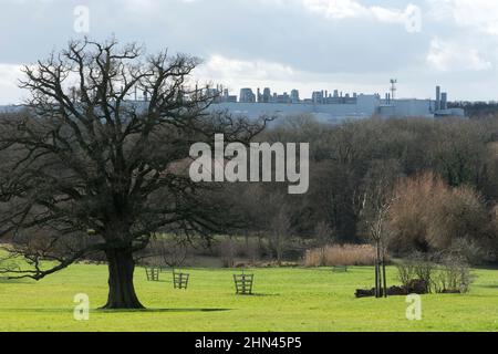 Blick auf das Jaguar Land Rover Werk vom Elmdon Park im Winter, West Midlands, England, Großbritannien Stockfoto