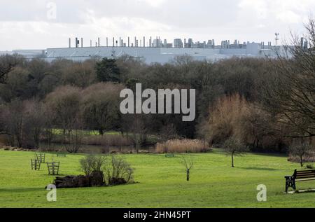 Blick auf das Jaguar Land Rover Werk vom Elmdon Park im Winter, West Midlands, England, Großbritannien Stockfoto