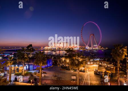 Wunderschönes Dubai Eye oder Ain Dubai am Jumeirah Beach bei Sonnenuntergang Stockfoto