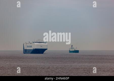 RoRo Hoegh trabt auf dem Weg nach Portbury über Athos Stockfoto