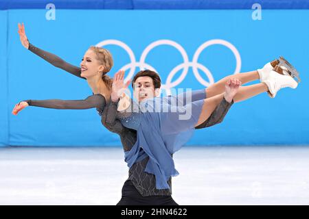 Peking, China. 14th. Februar 2022. Juulia Turkkila und Matthias Versluis aus Finnland treten am Montag, den 14. Februar 2022, beim Eiskunstlauf-Wettbewerb Free im Capital Indoor Stadium bei den Olympischen Winterspielen 2022 in Peking auf. Gabriella Papadakis und Guillaume Cizeron aus Frankreich gewannen die Goldmedaille, Victoria Sinitsina und Nikita Katsalapov aus Russland, die Silbermedaille und Madison Hubbell und Zachary Donohue aus den USA die Bronzemedaille. Foto von Richard Ellis/UPI Credit: UPI/Alamy Live News Stockfoto