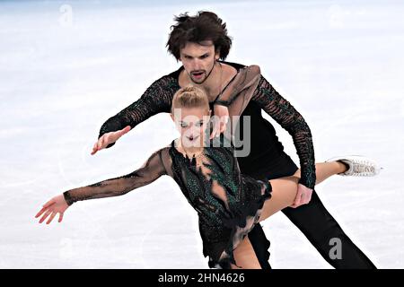 Peking, China. 14th. Februar 2022. Maria Kazakova und Georgy Reviya aus Georgien treten am Montag, den 14. Februar 2022, beim Eiskunstlauf-Wettbewerb Free im Capital Indoor Stadium bei den Olympischen Winterspielen 2022 in Peking auf. Gabriella Papadakis und Guillaume Cizeron aus Frankreich gewannen die Goldmedaille, Victoria Sinitsina und Nikita Katsalapov aus Russland, die Silbermedaille und Madison Hubbell und Zachary Donohue aus den USA die Bronzemedaille. Foto von Richard Ellis/UPI Credit: UPI/Alamy Live News Stockfoto