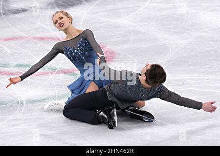 Peking, China. 14th. Februar 2022. Juulia Turkkila und Matthias Versluis aus Finnland treten am Montag, den 14. Februar 2022, beim Eiskunstlauf-Wettbewerb Free im Capital Indoor Stadium bei den Olympischen Winterspielen 2022 in Peking auf. Gabriella Papadakis und Guillaume Cizeron aus Frankreich gewannen die Goldmedaille, Victoria Sinitsina und Nikita Katsalapov aus Russland, die Silbermedaille und Madison Hubbell und Zachary Donohue aus den USA die Bronzemedaille. Foto von Richard Ellis/UPI Credit: UPI/Alamy Live News Stockfoto