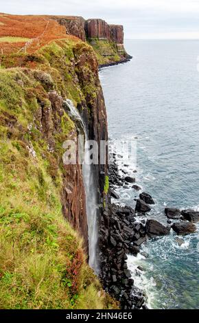 Uralte Klippen, die einem Kilt mit einem Mealt Falls auf Schottlands zweitgrößter Insel ähneln, strahlen einen hinreißenden Klang aus. Stockfoto