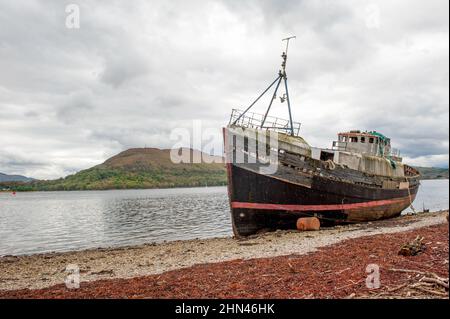 Das alte Fischerboot an der verwinkelten Küste von Loch Linnhe in der Nähe von Fort William, Schottland, Großbritannien Stockfoto