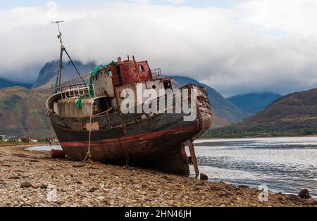 Das alte Fischerboot auf der verwinkelten Küste von Loch Linnhe in der Nähe von Fort William, Schottland Hochland, Großbritannien Stockfoto