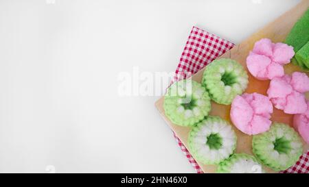 Verschiedene beliebte indonesische Marktkauen auf weißem Hintergrund zur Präsentation Stockfoto