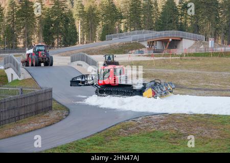 Das Schneehaus und das Schneeband, der Chiemgaugletscher. Ruhpolding im Chiemgau, Oberbayern. Bereits im Herbst wird dieses Schneeband eingesetzt, um das Training im Biathlon-Zentrum (Chiemgauarena) zu ermöglichen. Stockfoto