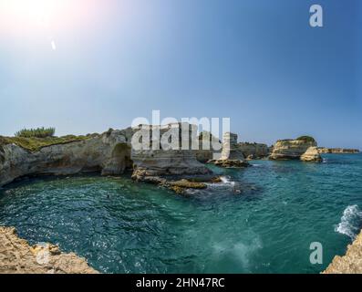 Melendugno, Provinz Lecce, Apulien, Italien. August 2021. Die Stapel von Sant'Andrea sind ein Punkt der natürlichen Attraktion: Die erstaunliche Landschaft sugg Stockfoto
