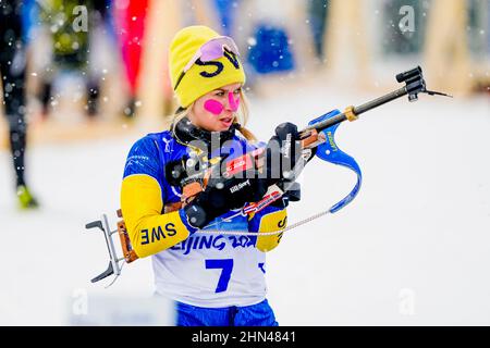 Zhangjiakou, China 20220213.Anna Magnusson aus Schweden vor Biathlon 10 km Jagd für Frauen während der Olympischen Winterspiele in Peking 2022. Foto: Heiko Junge / NTB Stockfoto