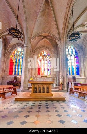 Die zeitgenössischen Buntglasfenster des Église Saint-Martin wurden von Bernard Piffaretti für die Hauptkirche in Harfleur, Normandie, Franc, angefertigt Stockfoto