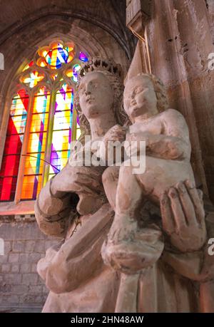 Die zeitgenössischen Buntglasfenster des Église Saint-Martin wurden von Bernard Piffaretti für die Hauptkirche in Harfleur, Normandie, Franc, angefertigt Stockfoto