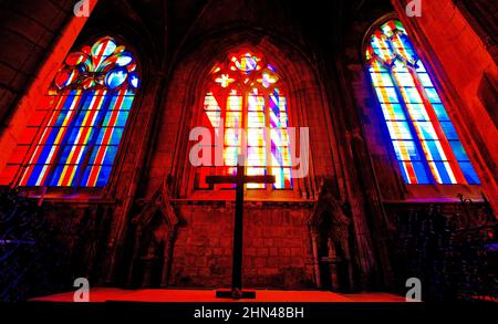 Die zeitgenössischen Buntglasfenster des Église Saint-Martin wurden von Bernard Piffaretti für die Hauptkirche in Harfleur, Normandie, Franc, angefertigt Stockfoto