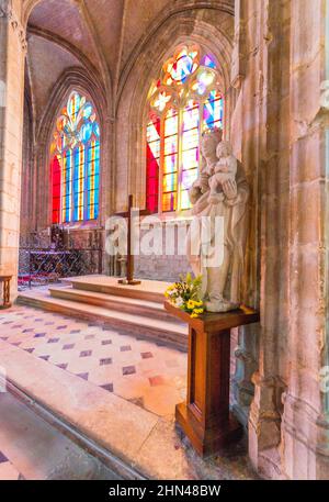 Die zeitgenössischen Buntglasfenster des Église Saint-Martin wurden von Bernard Piffaretti für die Hauptkirche in Harfleur, Normandie, Franc, angefertigt Stockfoto