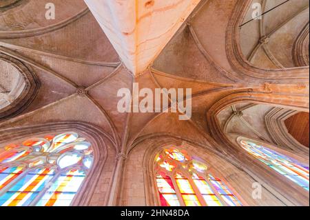 Die zeitgenössischen Buntglasfenster des Église Saint-Martin wurden von Bernard Piffaretti für die Hauptkirche in Harfleur, Normandie, Franc, angefertigt Stockfoto