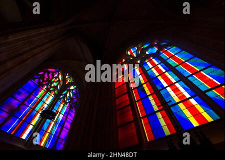 Die zeitgenössischen Buntglasfenster des Église Saint-Martin wurden von Bernard Piffaretti für die Hauptkirche in Harfleur, Normandie, Franc, angefertigt Stockfoto