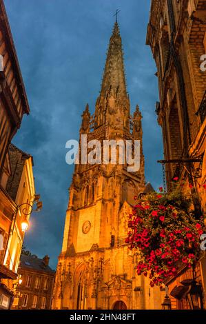 Die Église Saint-Martin bei Nacht, Wahrzeichen von Harfleur, Normandie, Frankreich Stockfoto