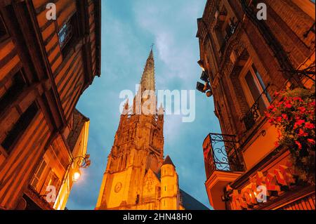 Die Église Saint-Martin bei Nacht, Wahrzeichen von Harfleur, Normandie, Frankreich Stockfoto