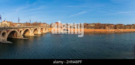Pont Neuf und Boulevard du Maréchal Juin entlang der Garonne im Winter, in Toulouse in Oczitanien, Frankreich Stockfoto