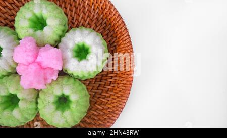 Schneiden Sie einen Teller mit verschiedenen beliebten indonesischen Marktkauen auf weißem Hintergrund aus Stockfoto