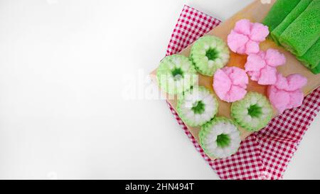 Schneiden Sie verschiedene beliebte indonesische Marktkauen auf weißem Hintergrund aus Stockfoto