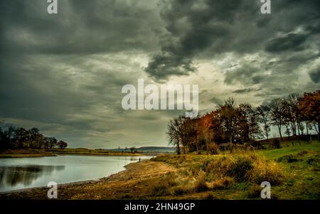 Dramatische Landschaft am Tillot-Stausee, Rouvres-sous-Meilly, Burgund, Frankreich Stockfoto