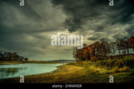 Dramatische Landschaft am Tillot-Stausee, Rouvres-sous-Meilly, Burgund, Frankreich Stockfoto