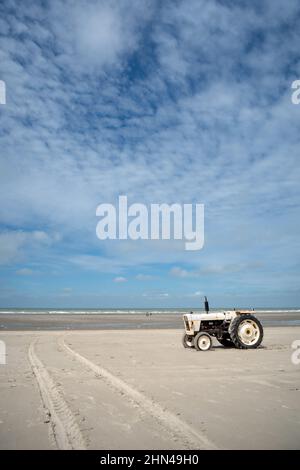 Alter weißer Traktor am Strand von Quend, Baie de Somme, Frankreich Stockfoto