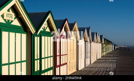 Holzhütten am Strand von Cayeux-sur-Mer, Baie de Somme, Frankreich Stockfoto