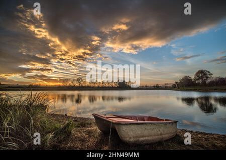 Sonnenuntergang am Stausee von Tillot, Rouvres-sous-Meilly, Burgund, Frankreich Stockfoto